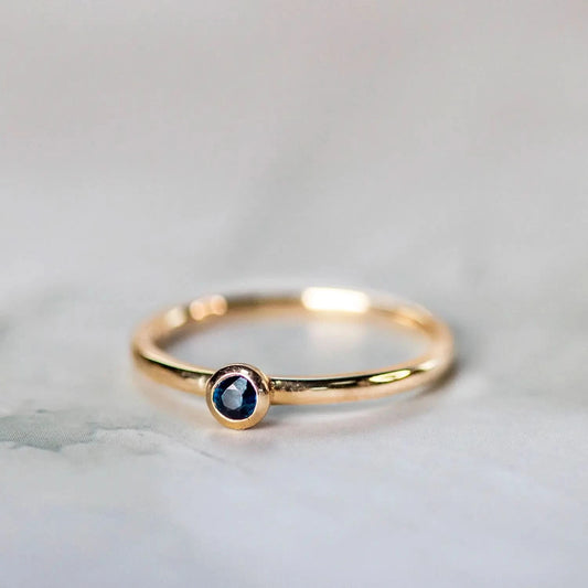 sapphire gold ring with light reflection