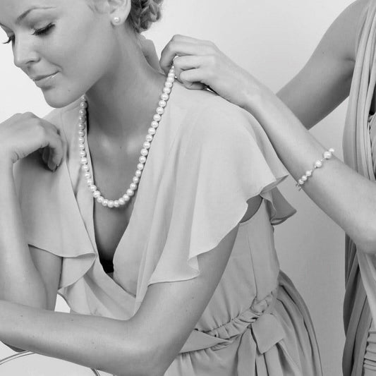 model wearing classic pearl necklace in champagne