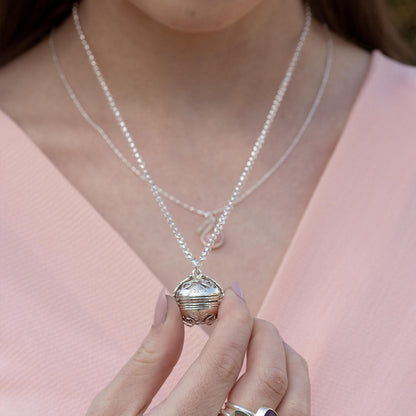 mode holding silver memory keeper locket with silver belcher chain