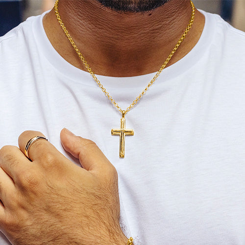 man wearing round gold necklace on belcher chain