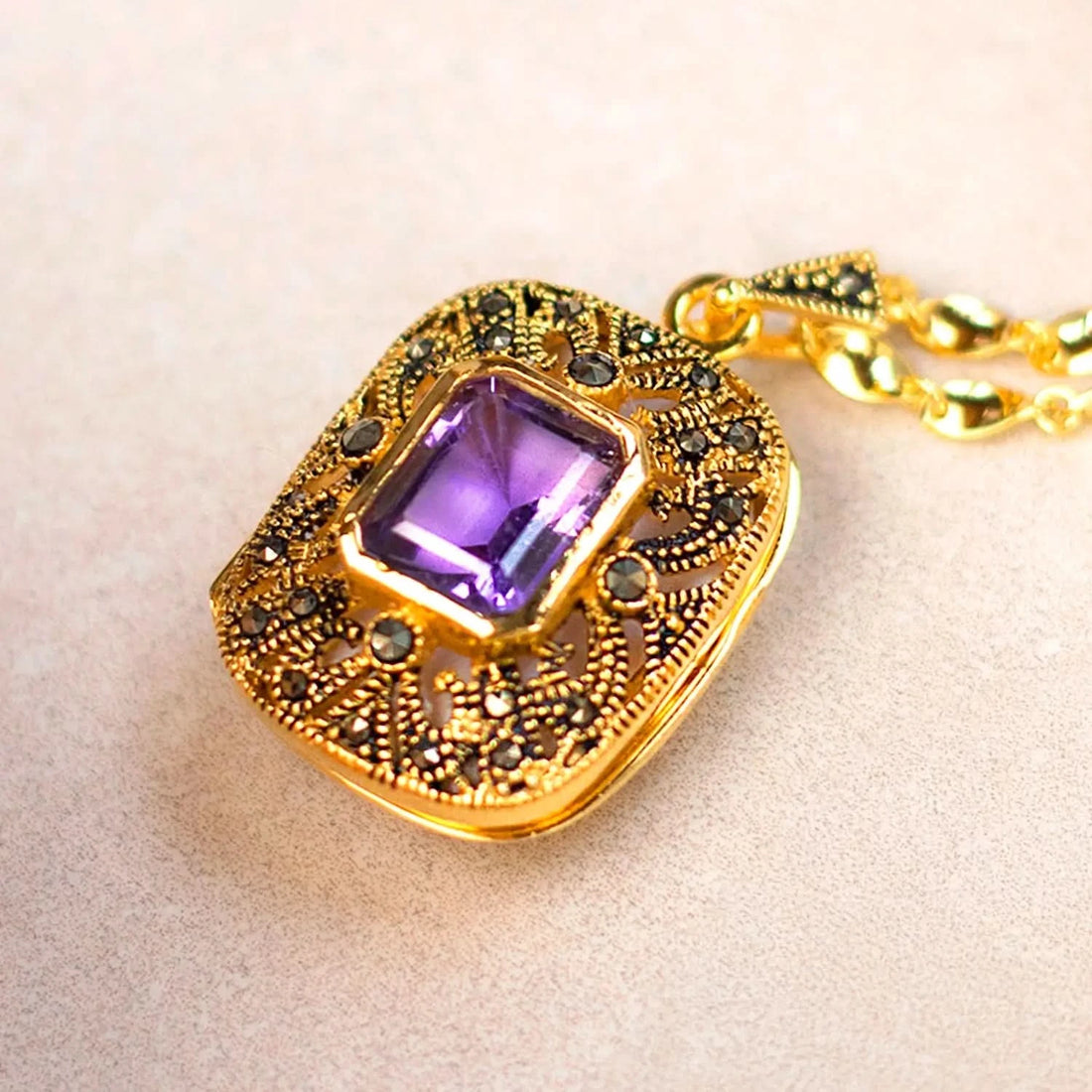 Rectangular Amethyst vintage heart locket in gold vermeil closed