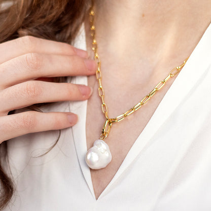 Model wear detachable white pearl baroque chip on a chain necklace