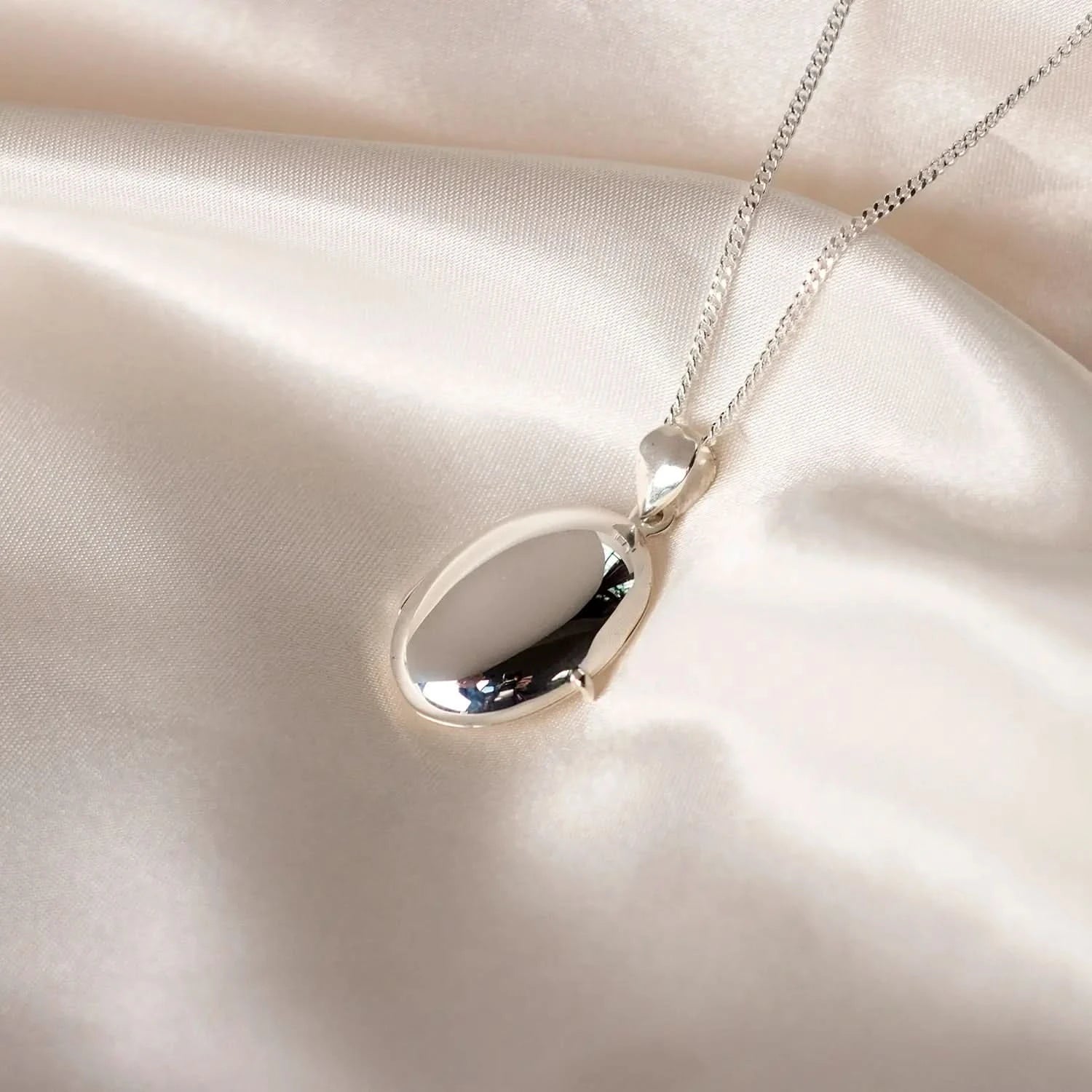 Silver oval Necklace for ashes, memorial necklace, locket with one photo and ashes storage, silver curb chain, engraving, locket closed