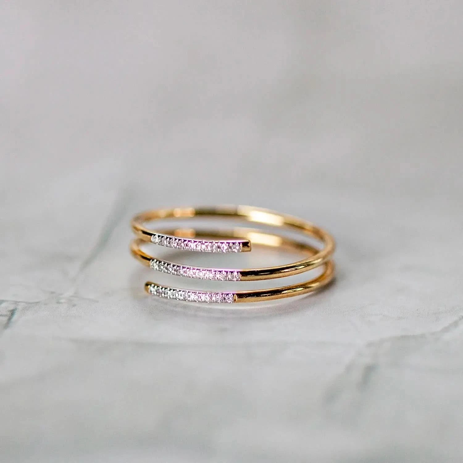 multi diamond spiral solid gold band ring 