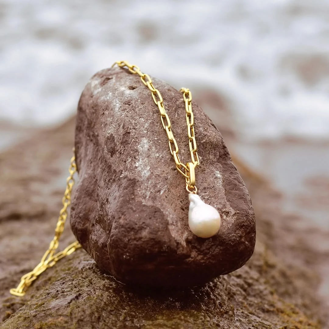 White Baroque Pearl Paperclip Necklace | Gold