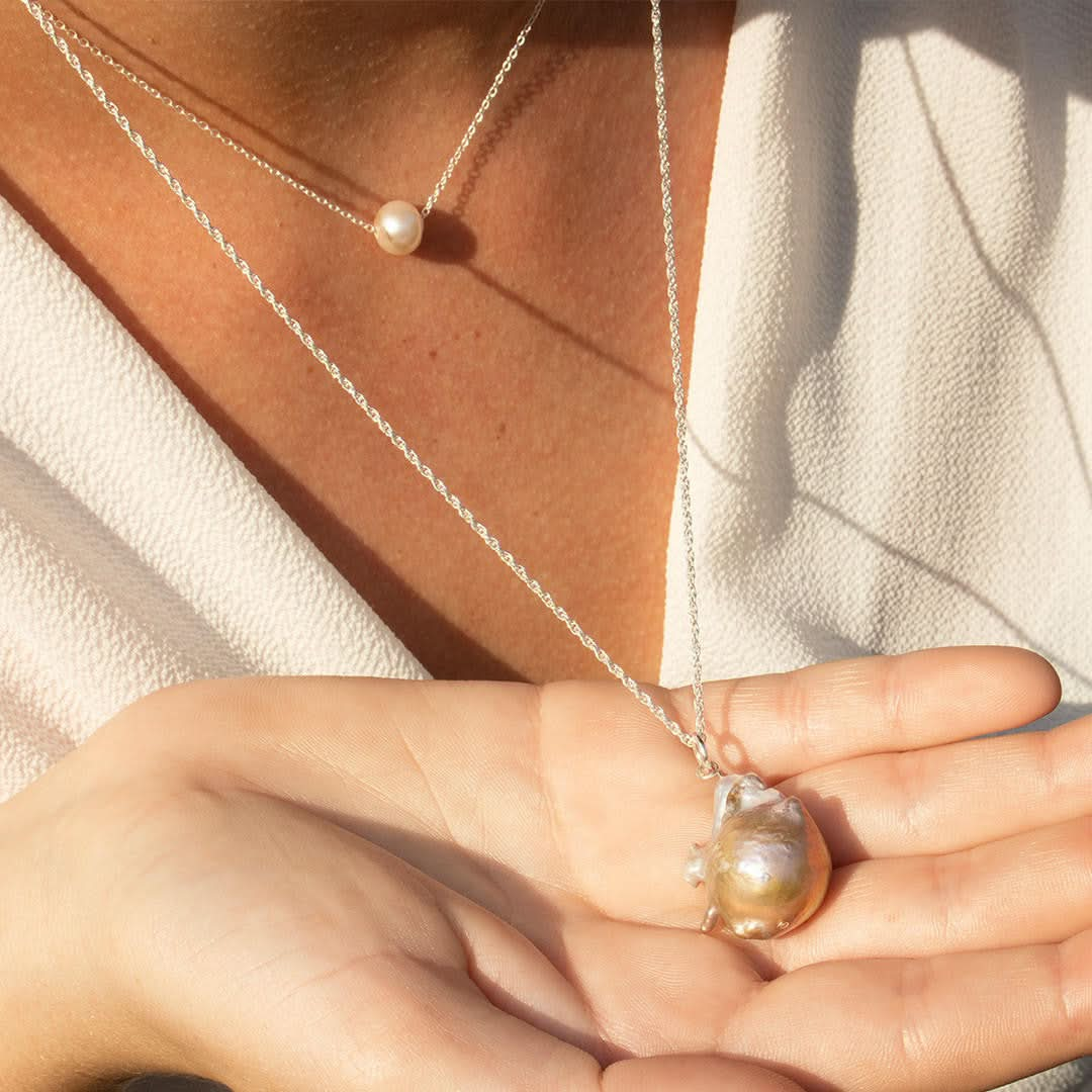 model wearing pearl chain  necklace in silver