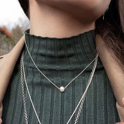 model wearing pearl chain necklace in ivory silver